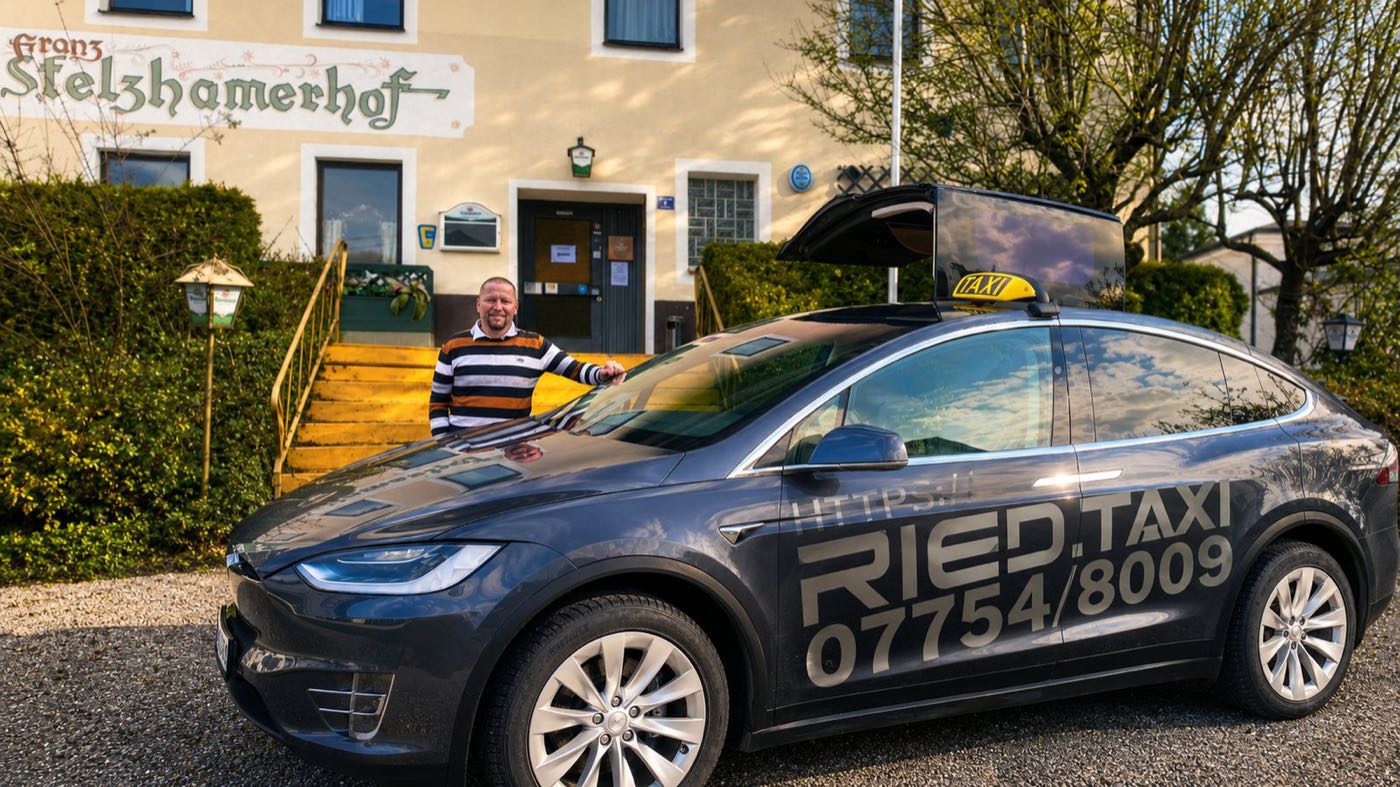RIED.TAXI Tesla Model X – Nach München zum Fixpreis.