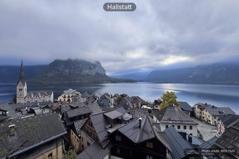 Die Dächer von Hallstatt über dem See