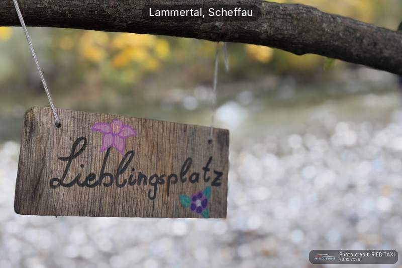 A wooden 'Lieblingsplatz' sign by the river Lammer