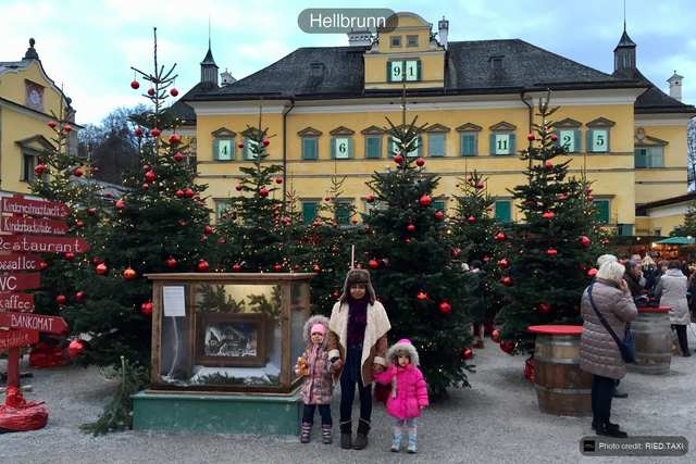 Schloss Hellbrunn als riesiger Adventkalender, mit Ronalds Familie