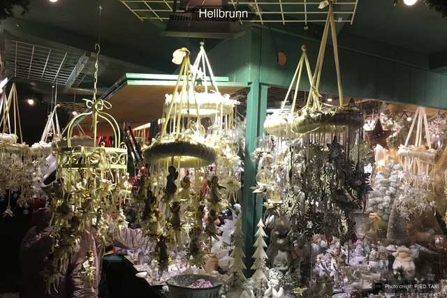 Ein Stand voller Weihnachtsschmuck in Hellbrunn
